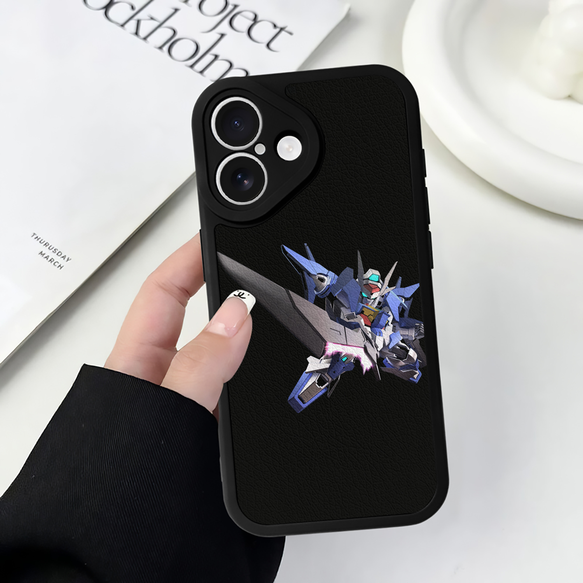 （画像用） 機動戦士ガンダム Mobile Suit Gundam 【iPhone 16シリーズ対応】シリコンスマホケース（レザー調） 材質：シリコン